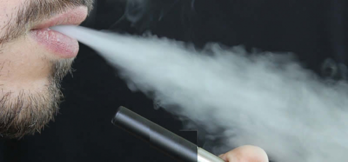 Dampfen oder die Verwendung einer Einweg-E-Zigarette