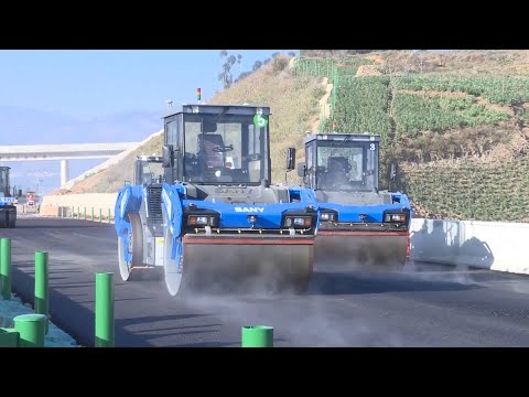 Autonomous pavers, rollers help build expressway in Yunnan, China