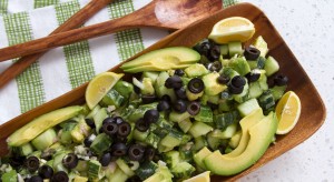 natürliche Lipide: Avocado-Oliven-Gurkensalat mit Rapsöldressing