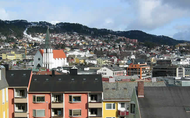 Blick nach Osten auf Molde. Die Kathedrale von Molde (links).