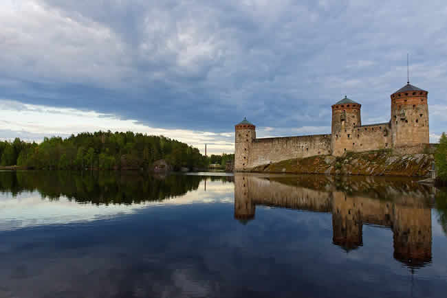 Olavinlinna ist eine dreitürmige Burg aus dem 15. Jahrhundert in Savonlinna, Finnland.