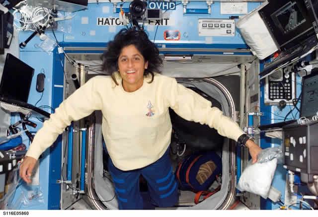 Expedition 14 FE L.Williams in the U.S. Laboratory