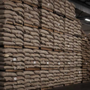 Wenn Rekordpreise auf Rekordarmut treffen: Das Kakao-Barometer 2025 zeigt die Schieflage einer Branche Wenn Rekordpreise auf Rekordarmut treffen: Das Kakao-Barometer 2025 zeigt die Schieflage einer Branche